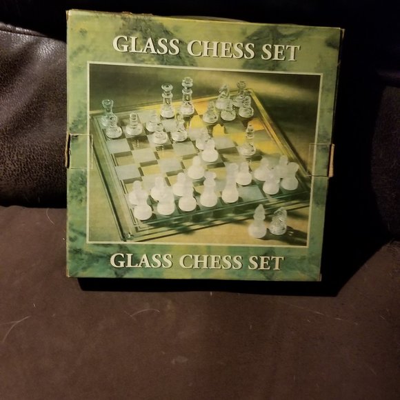 Vintage Glass Chess Set 32 Pieces Frosted and Clear w Glass Board and Box - Picture 2 of 5
